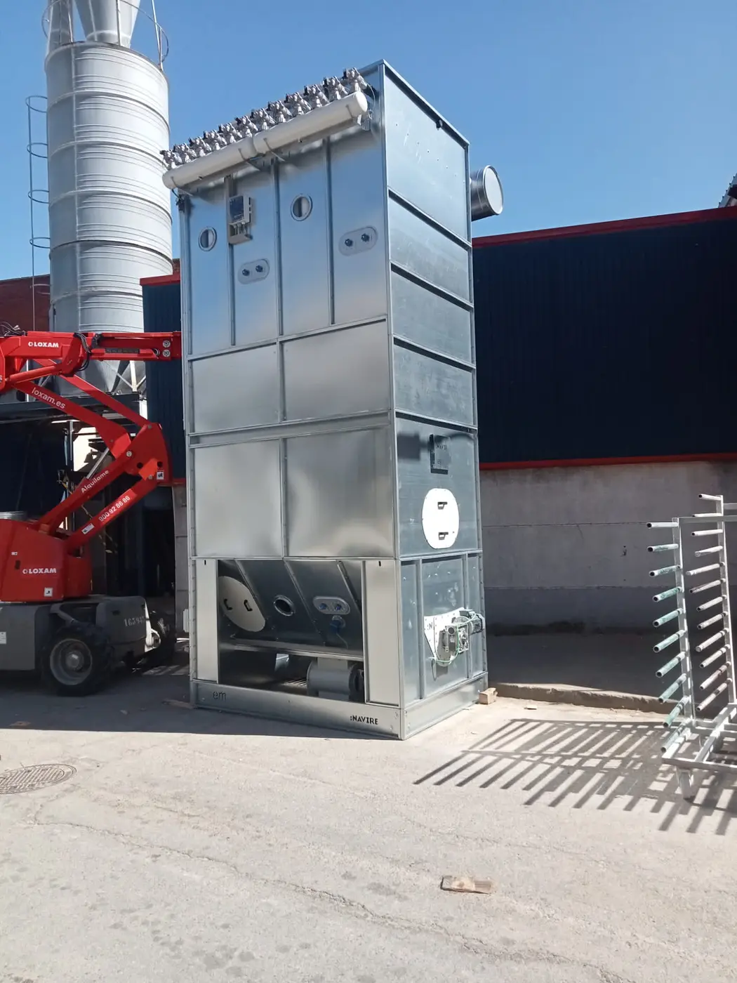 Equipo de filtración NAVIRE instalado en una planta industrial