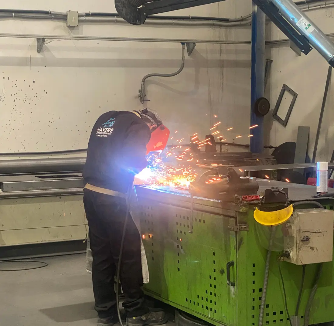Profesional de NAVIRE soldando una estructura